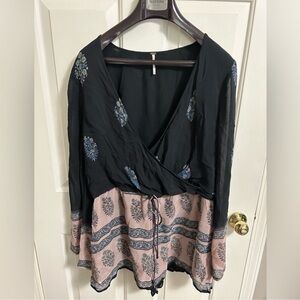FREE PEOPLE JANPATH Black Floral Bell Sleeve Boho V-Neck Shorts Romper Size L